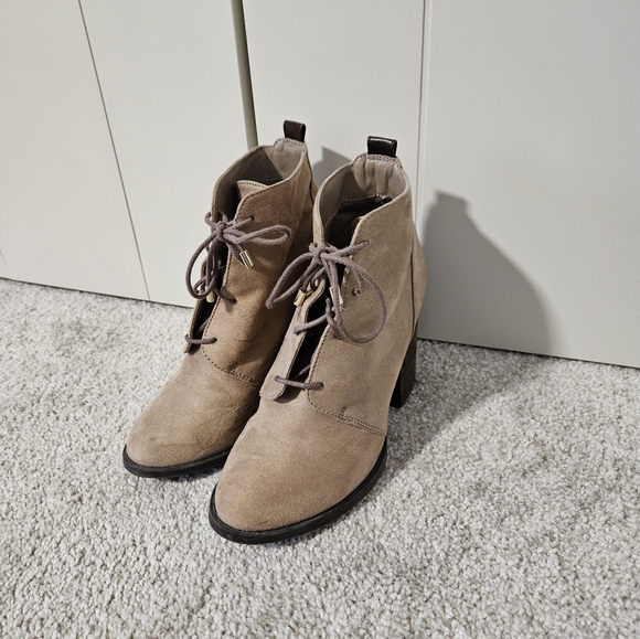 High Heels - Picture 2 of 3